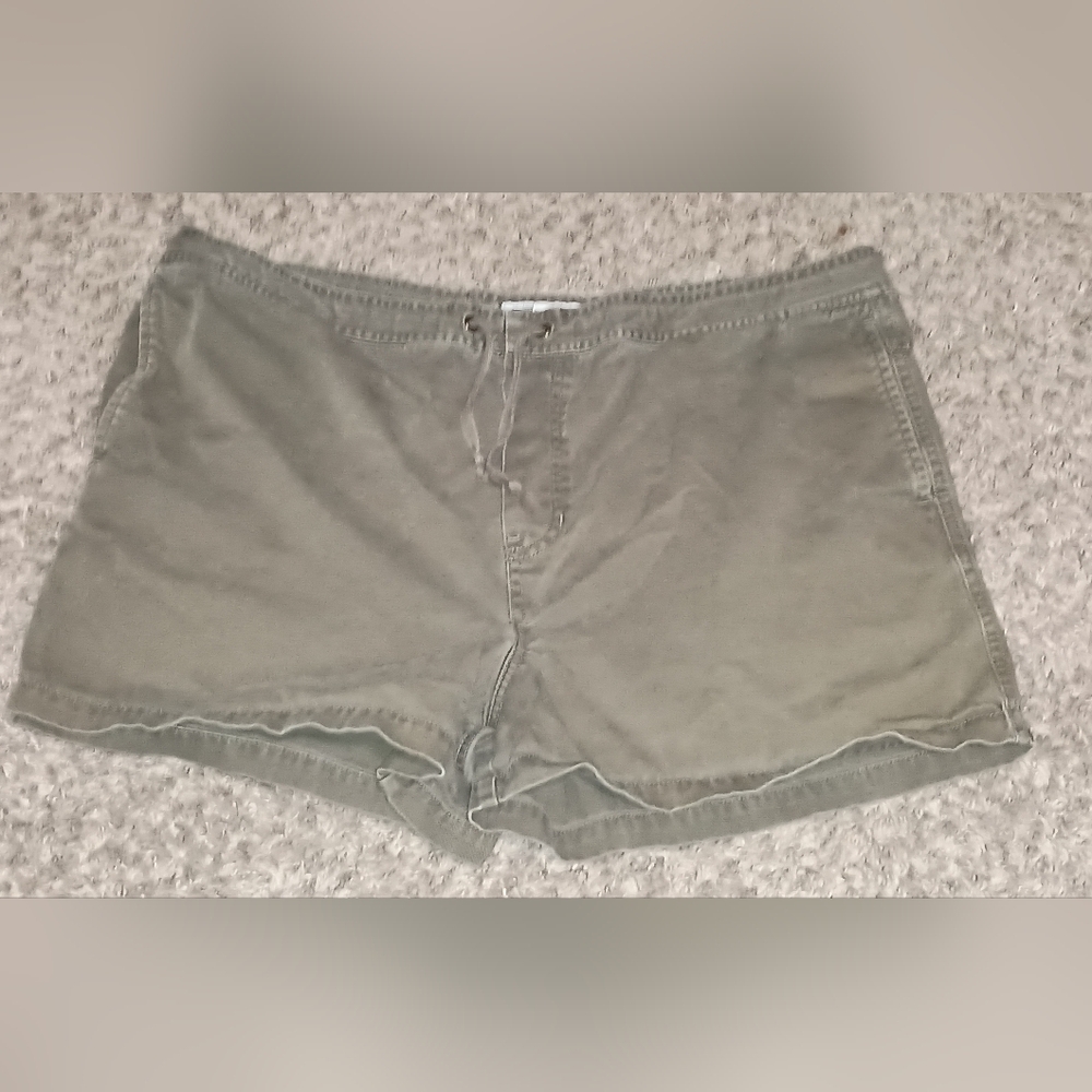 Women's Xhilaration Shorts Size 13 Color Green Walking Outdoors Nature Trails